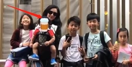 张柏芝:张柏芝大方与二儿子同学合影接地气,三儿子同框出镜很惊喜