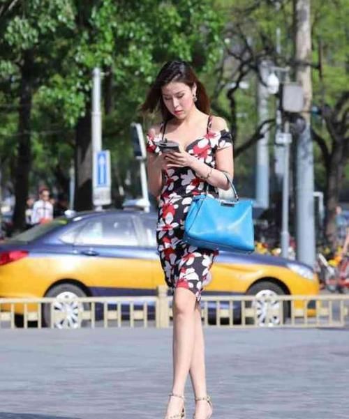  【碎花】街拍：沉鱼落雁的美女，一条碎花吊带连衣裙，优雅美丽气质美