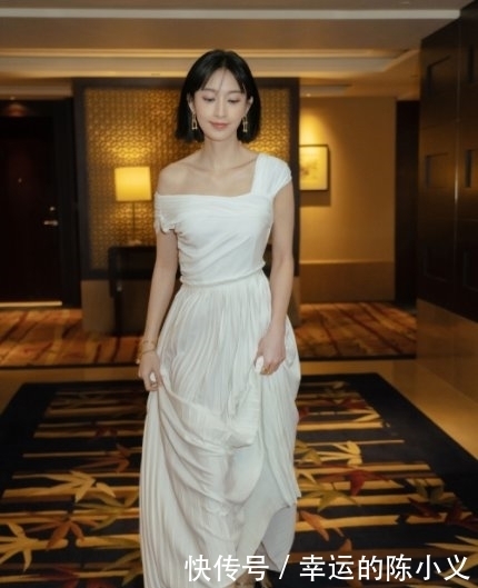 【 裙摆】没控制住扬太高捂着裙子跑掉,太尴尬!张俪红毯掀起裙摆转圈