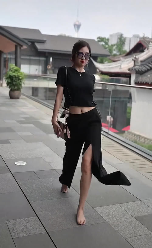 长裤■意外火了一条“越走越短”的长裤，穿上变时髦精！，美女光脚走路