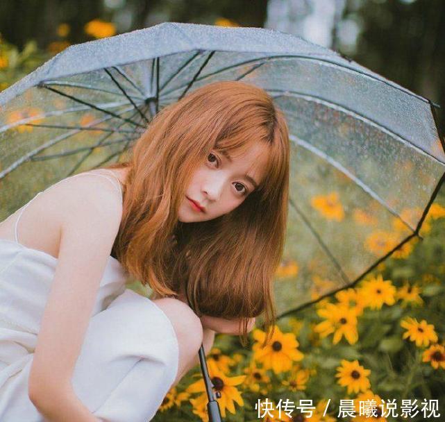 甜美大眼萝莉美女雨后街拍写真图片