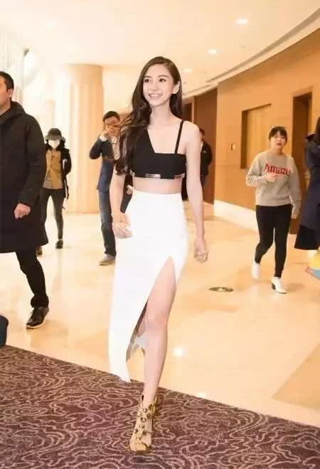 开叉裙才是这一季的亮点，是时候出来炫耀了