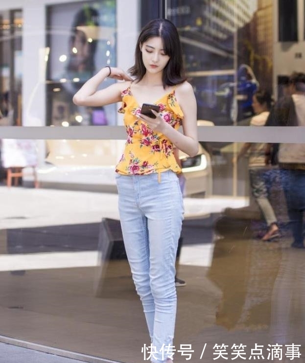  「美女」美女街拍身材曼妙的小姐姐，紧身裙的穿搭，美得更青春