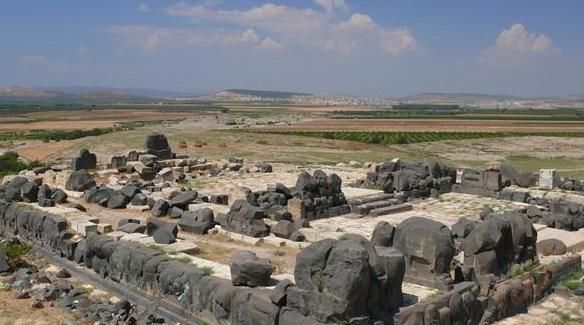 神庙前的脚印令人匪夷所思 1米大脚印至今仍是谜