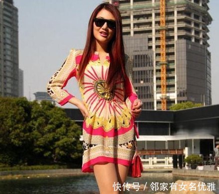 街拍 空姐下班途中, 肉丝袜令人目不转睛，性感美丽!