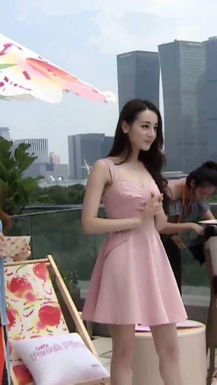 迪丽热巴穿裸粉裙出席活动，未修生图流出，肤白貌美大长腿无疑了