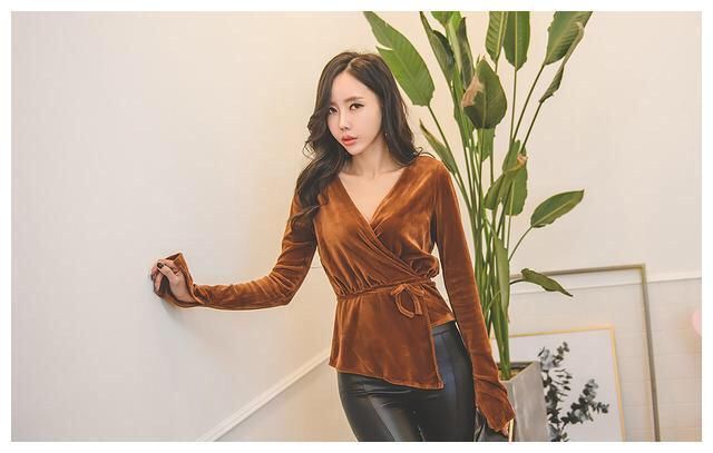 尹爱智穿上这样的皮裤，展现出优美的身材曲线，时尚又有女人味