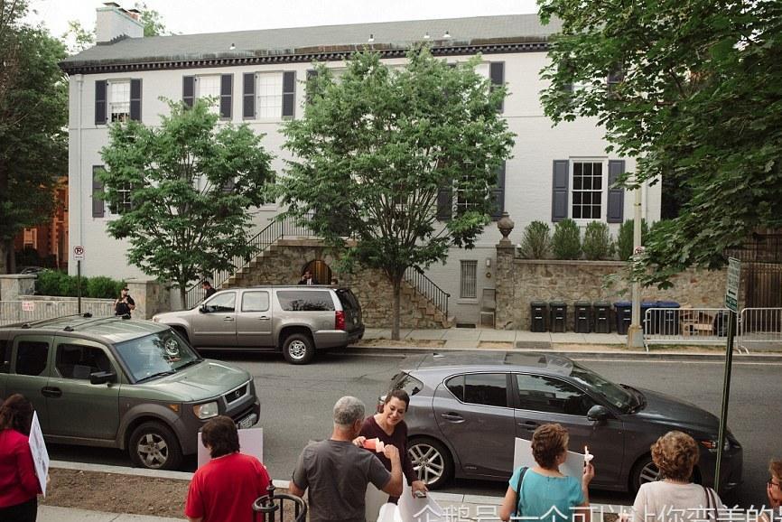 伊万卡穿黑西装拎香奈儿回家, 为躲邻居衣服没换就再次出门