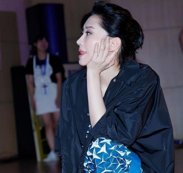 许晴太美，普通衣服穿出女神范儿，网友:老公主不是白叫的