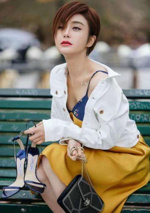 36岁秦岚只不过剪了短发，明明脸都没变，却感觉年轻了10岁