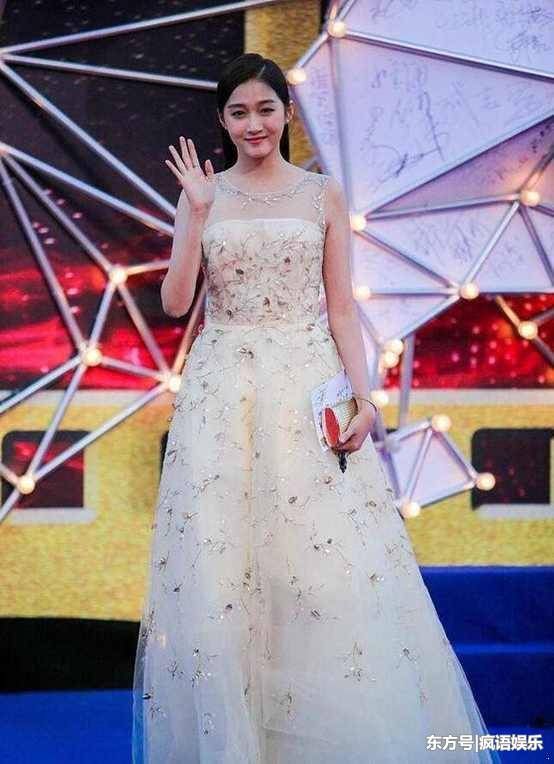 女星穿白裙，杨幂似美人鱼，热巴杨颖女王范十足，而关晓彤却显老