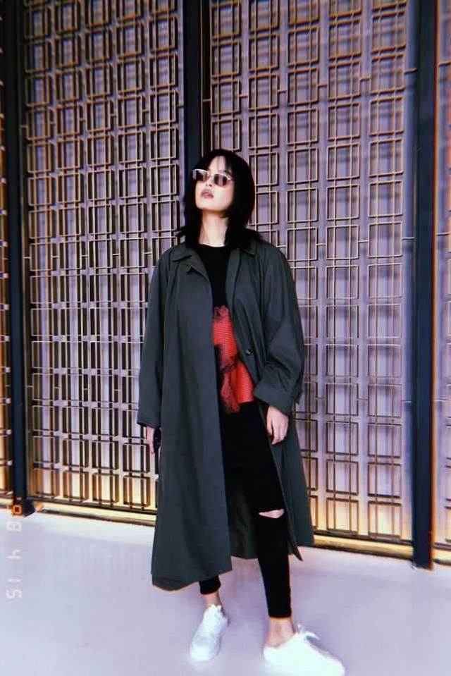 辛芷蕾不愧是高级脸代表，一件脏橘色裙也能穿出别样美感！