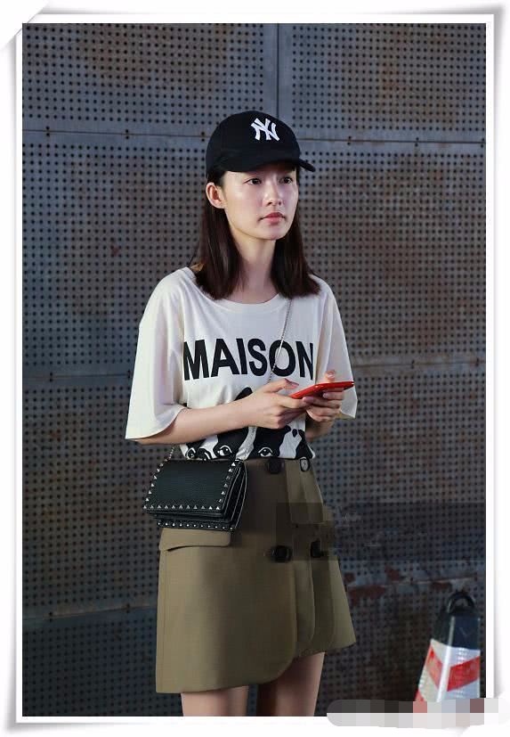 谁胆子那么大敢素颜出镜,论素颜我只服她,脸上雀斑看得一清二楚