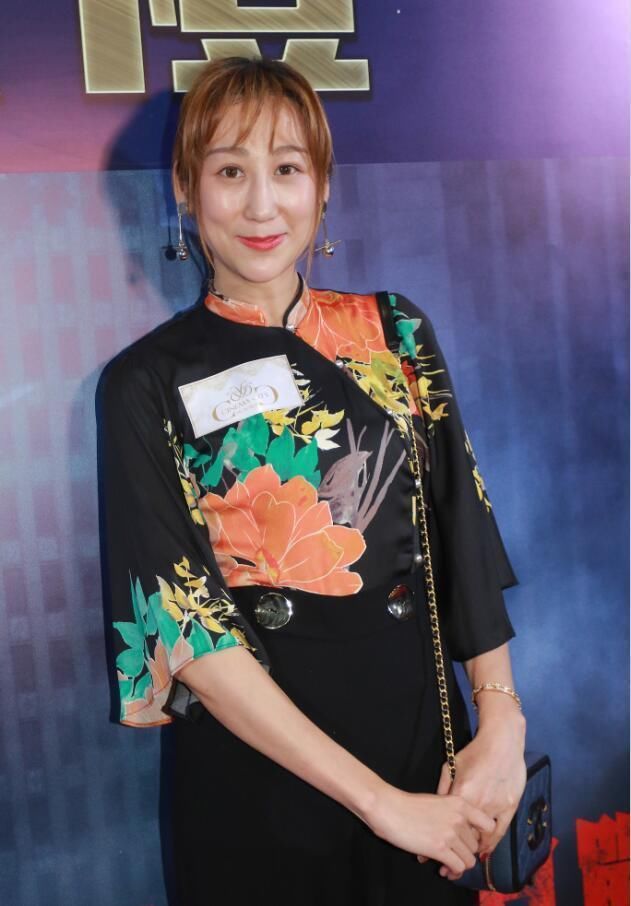 蒋丽莎连生四个娃老的快?贾静雯也生三个了,还活得像个少女!