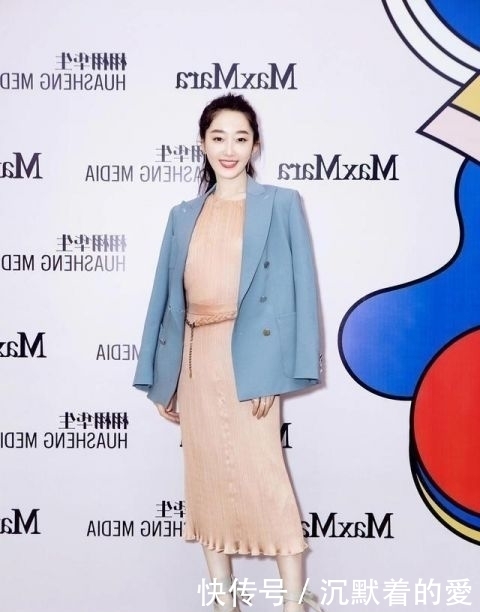  pageType_zmt美女搭配轻盈柔美的黄色连衣裙很显气质，充满时尚范