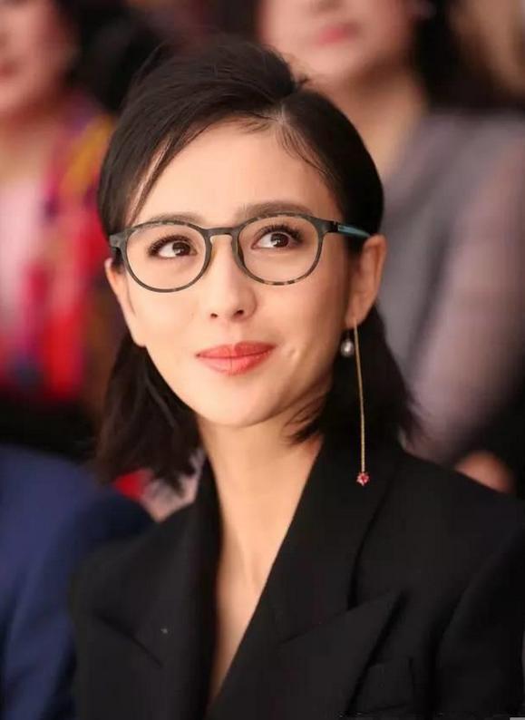 佟丽娅和叶一茜同是34岁，同穿黑西装却一个是女神一个似路人！