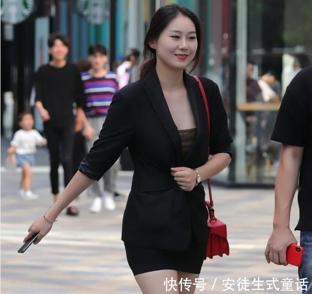 「身材」街拍:大墨镜,灰色紧身T搭配白色裤子,小姐姐的身材凹凸有致