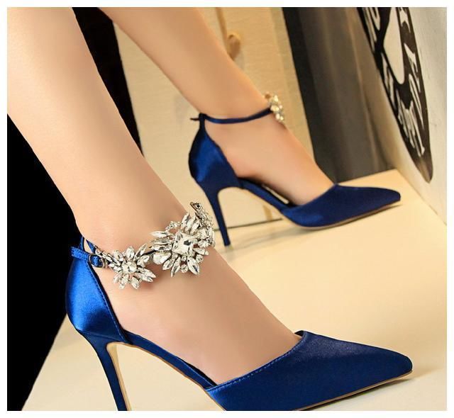 美丽从足开始，新出炉“高跟鞋”，显腿长显脚白，美炸了