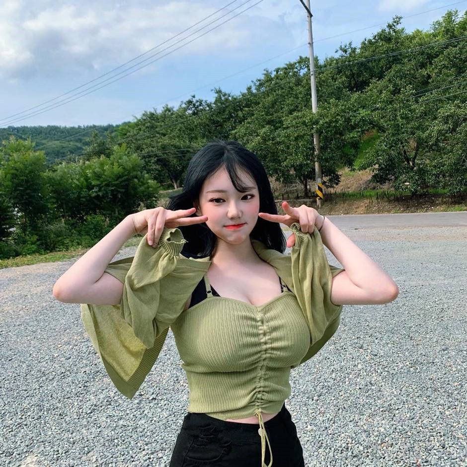  「小姐姐」美女街拍靓丽可爱的小姐姐，蓝衬衫搭配白短裙，性感十足