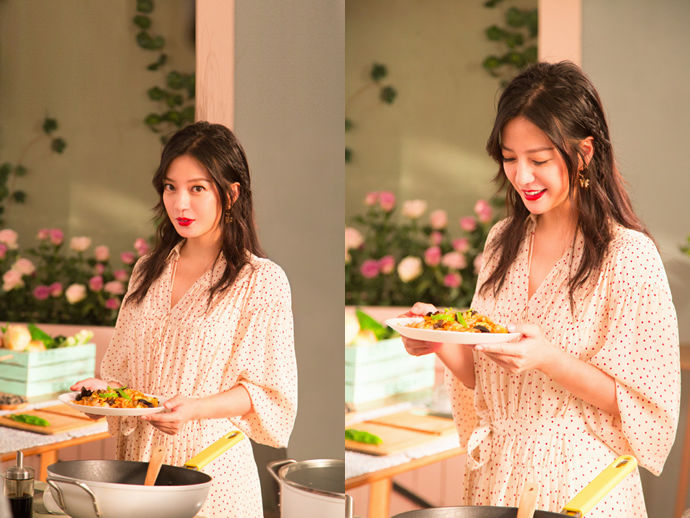 置身花丛中的仙子 中餐厅美厨娘赵薇身穿波点连衣裙 演绎优雅风情