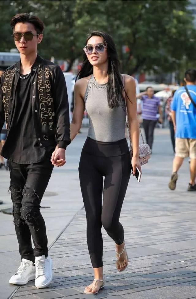 时尚穿搭：窈窕修长的身材，穿了一件修身的蓝色牛仔裤，很新潮