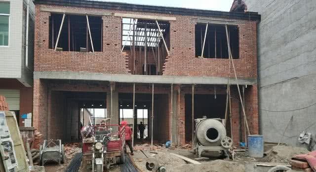 在农村有宅基地，还在城里买房的人，应该退出宅基地吗？