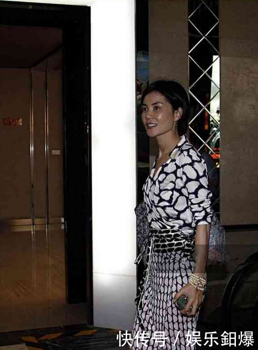 张柏芝穿黑白裙，再看看王菲的，网友：这差距也太大了吧