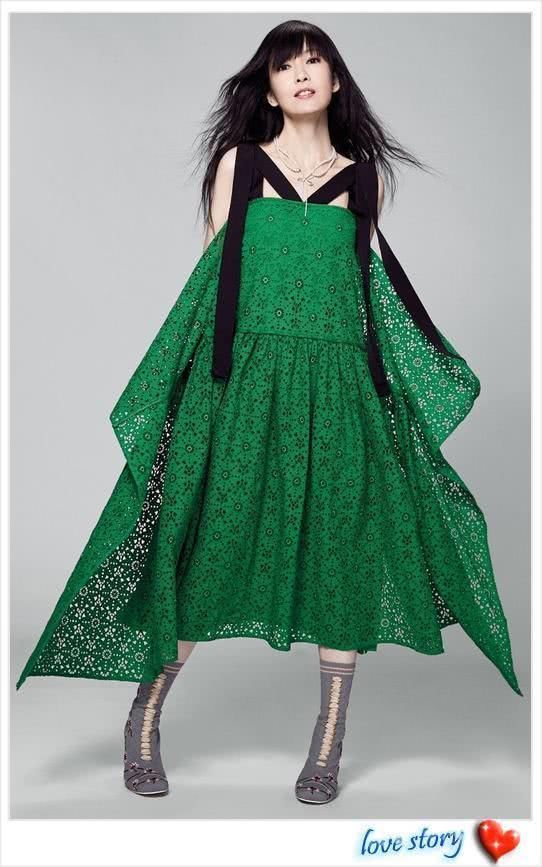 周慧敏终究是老了!小粉裙这么嫩的单品也掩盖不住美人迟暮的气息