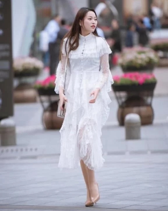  展现|街拍：温文儒雅的小姐姐，展现性感酷雅气质，唯美大气