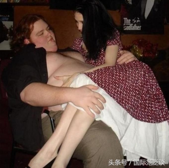 美国一肥胖男子找靓女结婚网友大喊是真爱，后被扒出所谓“真相”