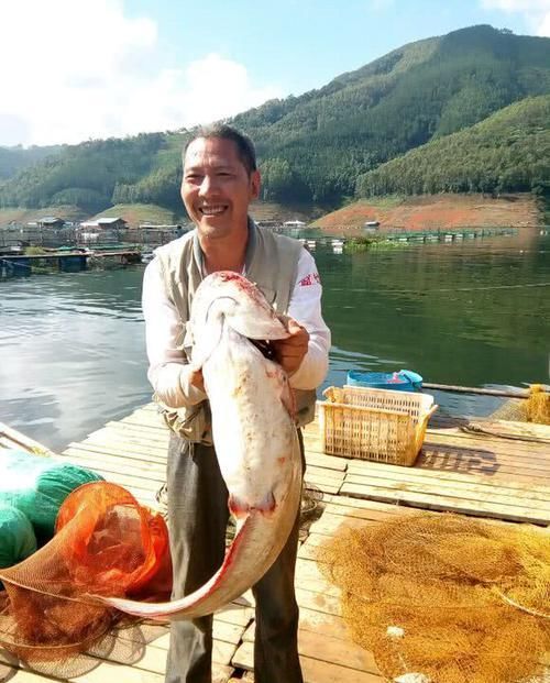  「泡沫箱」万峰湖真的是钓鱼人的天堂吗？