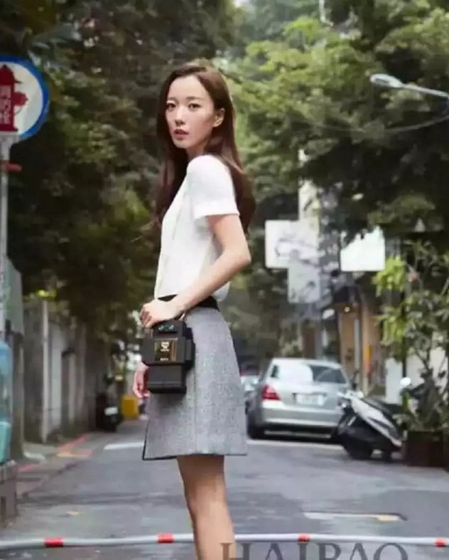 王珞丹太拼了，裙子短到需要助理用手挡着，网友:大开眼界啊!