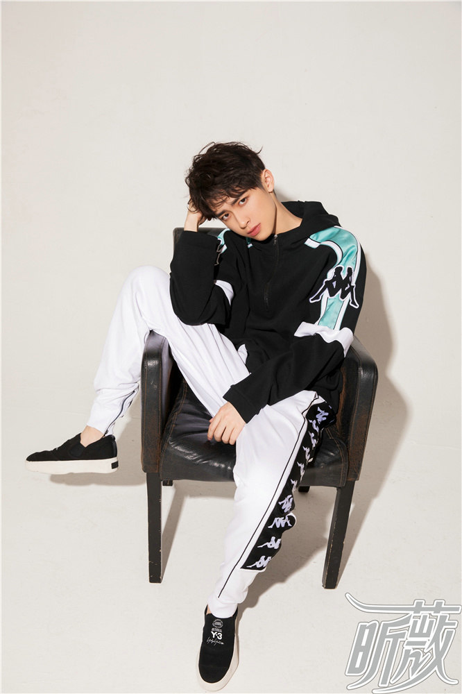 张逸杰复古运动风写真撩爆少女心