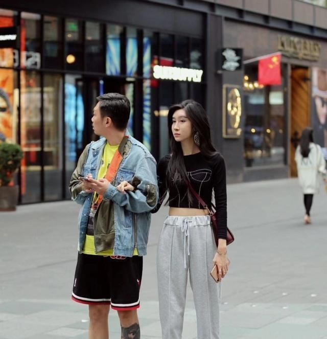  『明媚』街拍明媚妖娆的美女,一件花色连衣裙外搭白色开衫,女人味十足