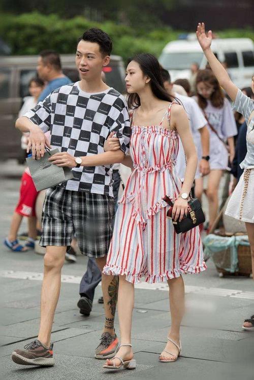 街拍：时尚小姐姐白色长T恤玩下衣失踪，高颜值好身材太迷人！