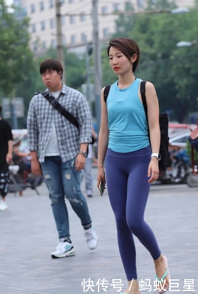 # 美女#身材都不差！，路人街拍：喜欢穿热裤的美女