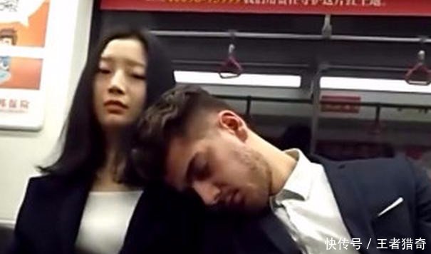 帅哥地铁内靠着美女睡觉，接下来发生一幕，令女子尴尬不已！