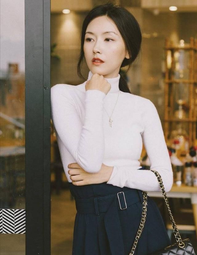  #能体现出#成熟女人不要再穿大地色了，亮色的服装更显女人味，优雅又气质