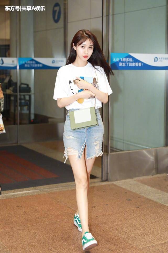 李菲儿亮相，牛仔短裙搭配白色T恤秀大长腿，看起来太美了!
