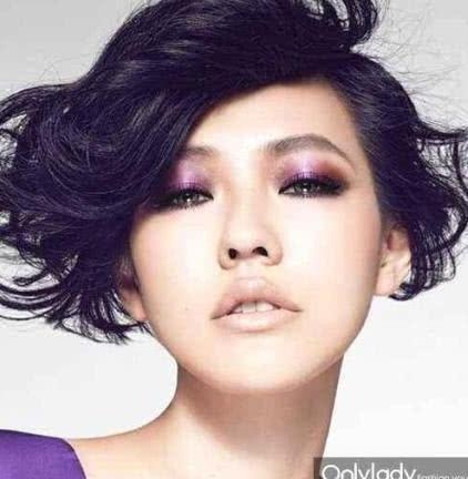 宁静出席某活动，双眼皮被网友各种吐槽，这眼影太诡异了