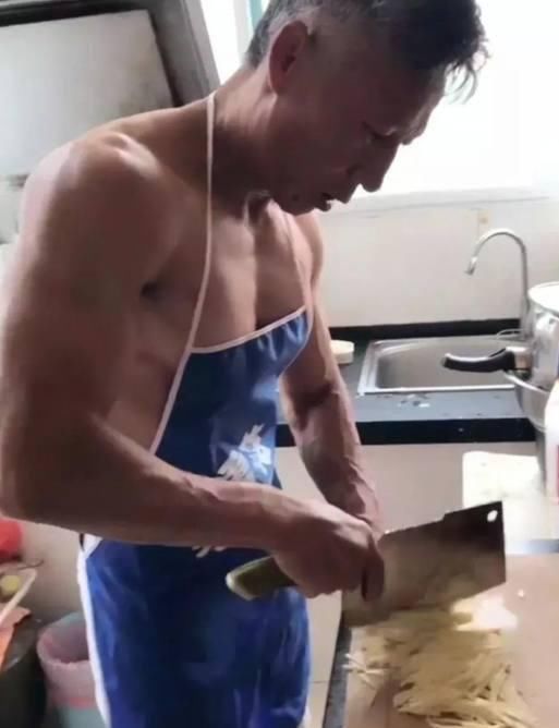 江苏大爷刘胜40年如一日坚持健身，如今成网红，参加米兰时装周！