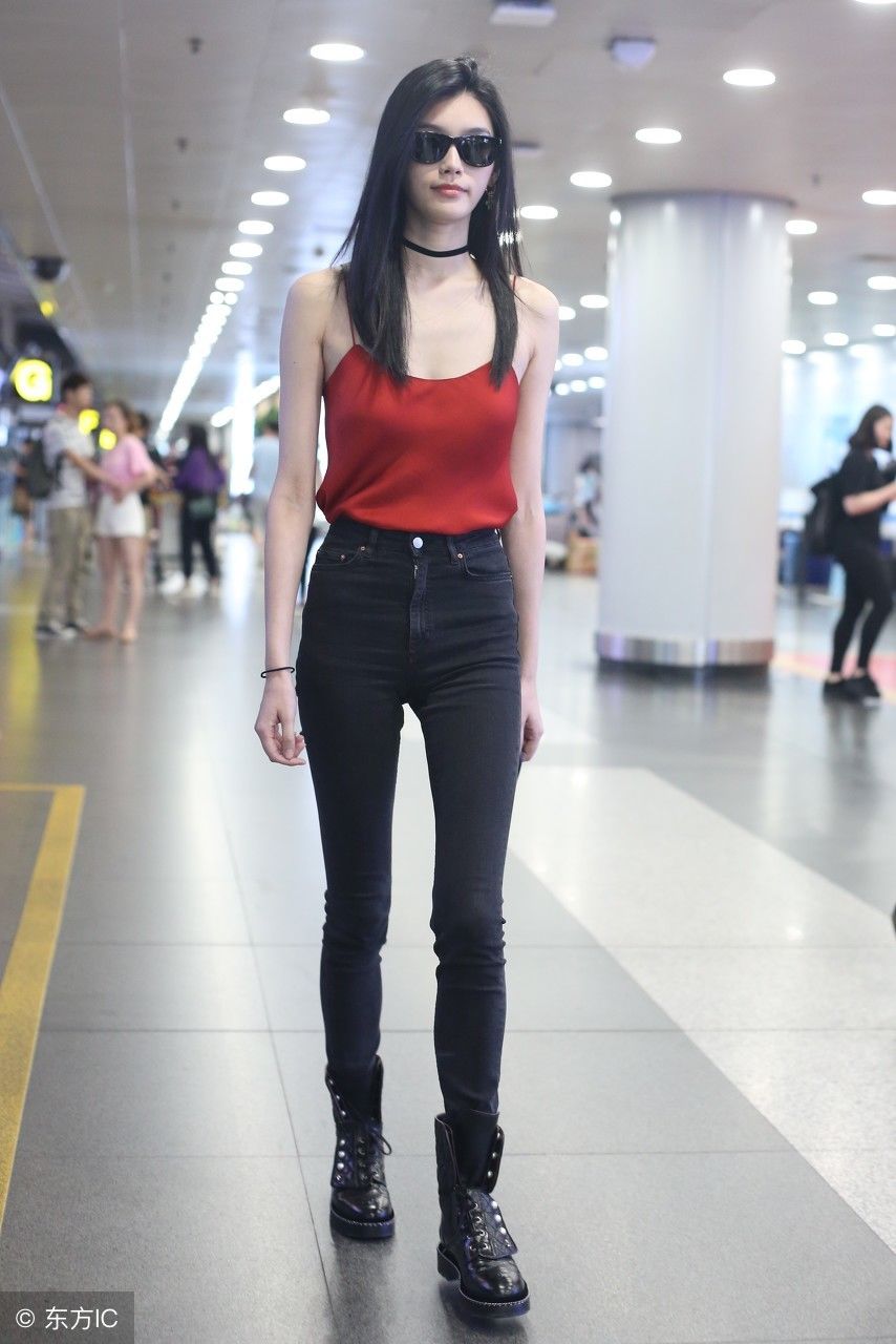 奚梦瑶真厉害，穿吊带却搭了双靴子居然不丑，不愧是超模