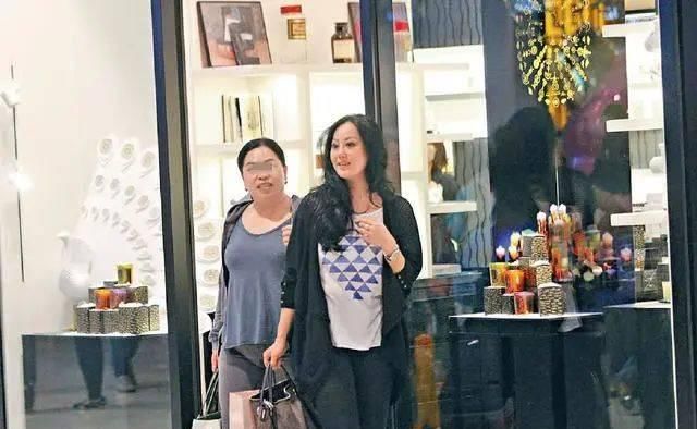  得更加@章小蕙近照看着不性感，脸肿成普通大妈，但起码是纯天然的！