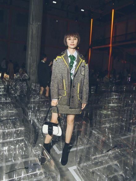 40岁袁泉瘦成纸片人，这麻杆腿跟鲁豫相差无几！