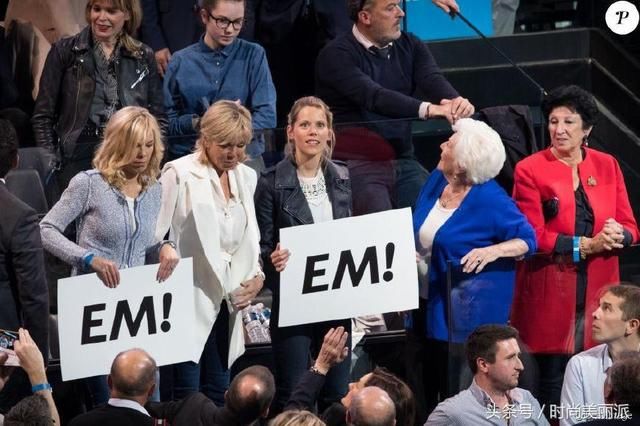 65岁法国第一夫人红衣好惊艳，撞衫68岁马克龙妈妈，气质不相上下