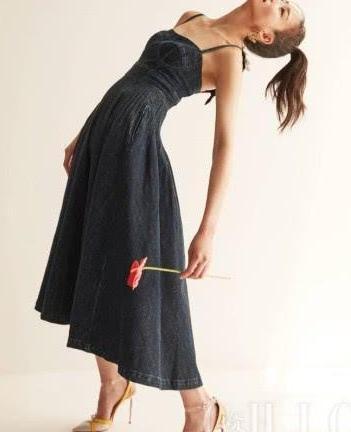 30岁赵丽颖撞衫35岁张钧甯，女孩和女人的气质差距一目了然