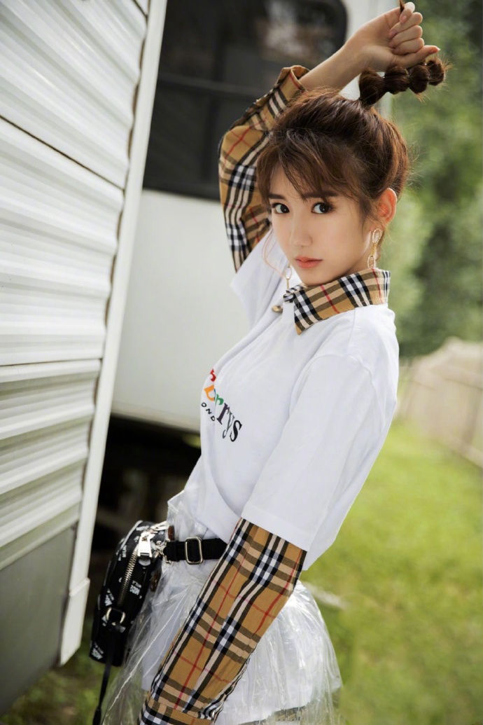 毛晓彤甜美俏皮写真图集，时尚靓丽，清新脱俗!