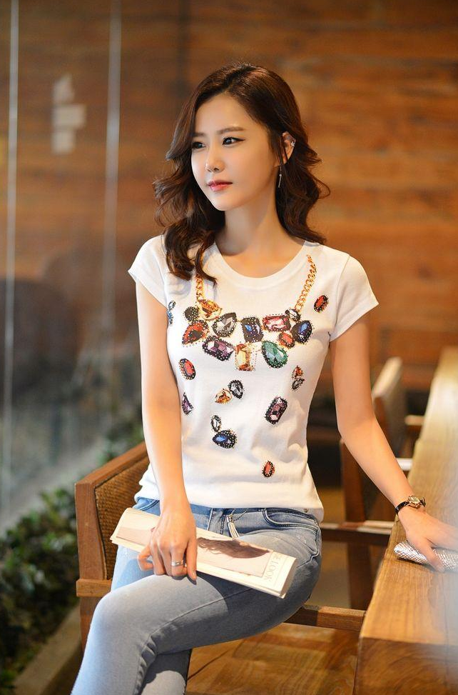 漂亮小姐姐想要回头率，必然要靠时尚紧身裤，成为街头最美丽风景