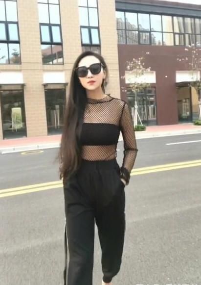 街拍:曼妙身姿的打底裤美女，婀娜的身姿，太棒了!