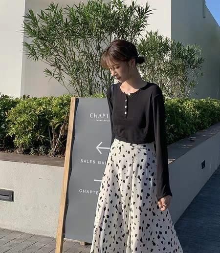  #也非常#服装印花裙怎样穿才更有女人气质？参照这种配搭，给你美的更引人注意